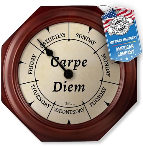 DayClocks Klassisk Carpe Diem klocka – veckodag klocka – dag till dag klocka med middags- och midnattsmarkörer – 9,5 tum mahogny väggklocka