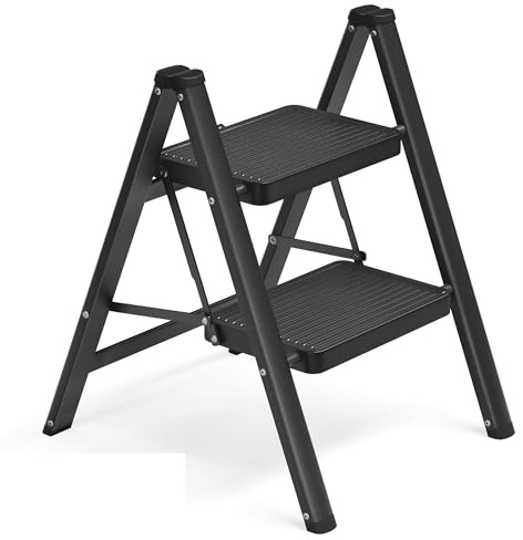 SONGMICS Escalera Plegable, Taburete Plegable de Acero, Escalera de 2 Peldaños, Carga hasta 150 kg, Fácil de Guardar, para Casa y Oficina, Negro, 55 x 43,4 x 61,8 cm GSL102BZ01