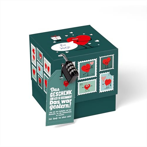 SURPRISA Rätselbox Geschenkverpackung - Geschenkbox für Geldgeschenke, Gutscheine & kleine Geschenke zum Valentinstag oder Jahrestag - Motiv Briefmarken mit Herzen - Größe S (12 cm)