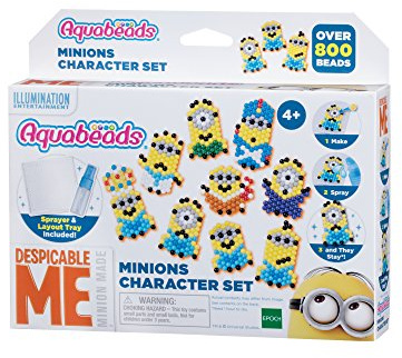 AQUABEADS Minions Set de 840 Perles en 17 Couleurs, Kit de Loisirs Créatifs avec Plateau à Perles, Pulvérisateur et 2 Feux de Gabarit, à partir de 4 Ans