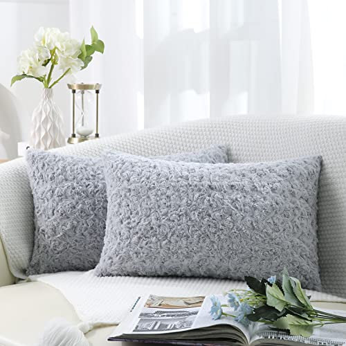 decorUhome 2er-Set Pelz-Kissenbezüge, dekorativer Kunstpelz, Plüsch, flauschig, rechteckig, neutraler Kissenbezug für Sofa, Hellgrau, 30 x 50 cm