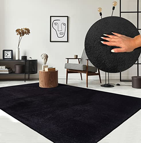 the carpet Relax kuscheliger Kurzflor Teppich, Anti-Rutsch Unterseite, Waschbar bis 30 Grad, Super Soft, Felloptik, Schwarz, 120 x 160 cm