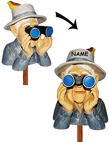 alles-meine.de GmbH Spanner am Gartenzaun - Jäger/Opa mit Hut, Vogel & Fernglas - incl. Name - aus Kunstharz - große XL Figur - Großvater - Hecke - Heckenfigur - Zaun/Zau..