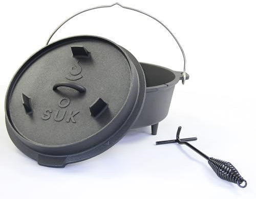 SOUK ONE Dutch Oven Set [6 L] - Eingebrannter Gusstopf mit Füßen Feuertopf aus Gusseisen mit praktischem Deckelheber und Edelstahl Untersetzer (6 Liter)