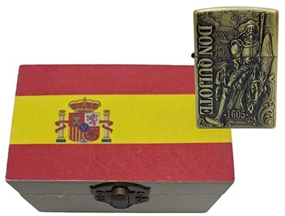 Mechero de Recargable Dorado con Grabado del Escudo de España o Escena Taurina. Se Envía en Cajita de Madera con la Bandera de España. (Escena Don Quijote)
