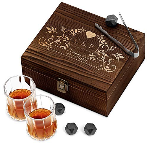 Maverton Set di Pietre da Whisky - in un cofanetto di legno con incisione personalizzata - 8 cubetti di ghiaccio + 2 bicchieri - riutilizzabili - in granito - idea regalo per coppia - coppia felice