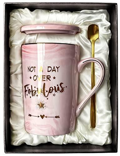 Doublewhale födelsedagspresenter för kvinnor Not A Day Over Fabulous mugg – Födelsedagspresenter för kvinnor, bästa vänner, BFF, fru, mamma, dotter, syster, 414 ml keramisk marmormugg (Rosa – Not a