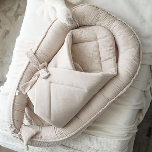 PaLulli® Ensemble 2-en-1 Réducteur de Lit Bébé et Couverture d’Emmaillotage avec Nœud – Cocon Nouveau-né en Mousseline 100% Coton Certifié Oeko-TEX® pour Sommeil Sécurisé et Voyage (Sable)