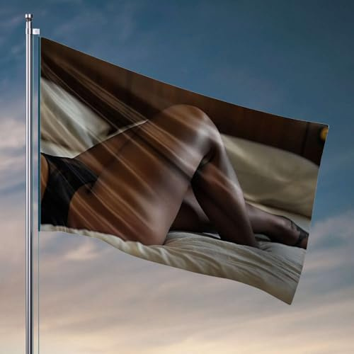 Drapeau de dortoir universitaire Une personne allongée sur un lit portant des bas noirs. Drapeau décorations extérieures pour cour ou dortoir (60 x 90 cm)