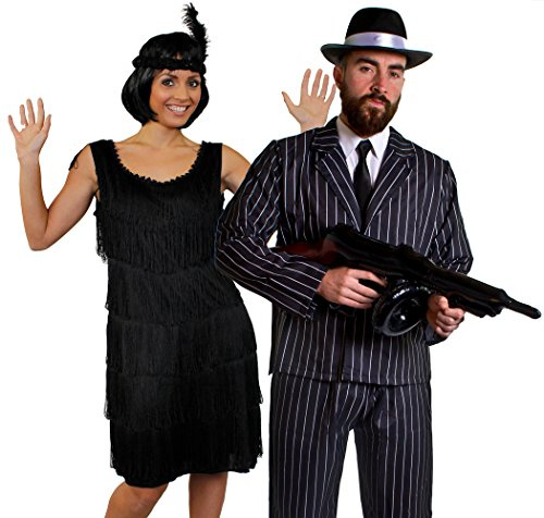 Déguisement accessoires pour couple de gangster adulte avec une robe Charleston, un bandeau, un collier de fausses perles + un costume à rayures, une mitrailleuse Thompson gonflable, un chapeau de 58cm tour de tête. Idéal pour les enterrements de vie de garçon et de jeune fille ou les spectacles de danses.