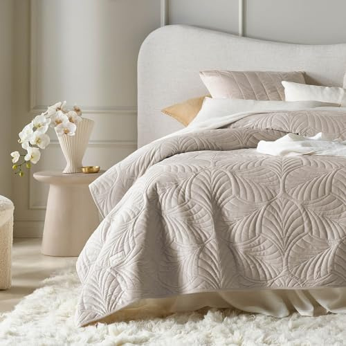 ROOM99 Feel Elegante copriletto in beige, 220 x 240 cm, versatile come copriletto o copridivano, coperta per letto e divano, trapunta stile ideale come bedspread velluto