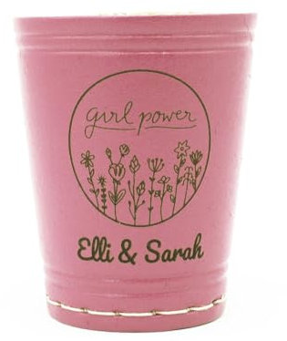 Diamandi Leder Würfelbecher mit Gravur - PINK - Ladies Edition - inklusive 5 Würfeln - Geschenk-Idee für die beste Freundin - persönliche Gravur (Girlpower)