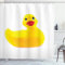ABAKUHAUS Badeente Duschvorhang, Yellow Ducky, Stoffliches Gewebe Badezimmerdekorationsset mit Haken, 175 x 180 cm, Weiß und Gelb