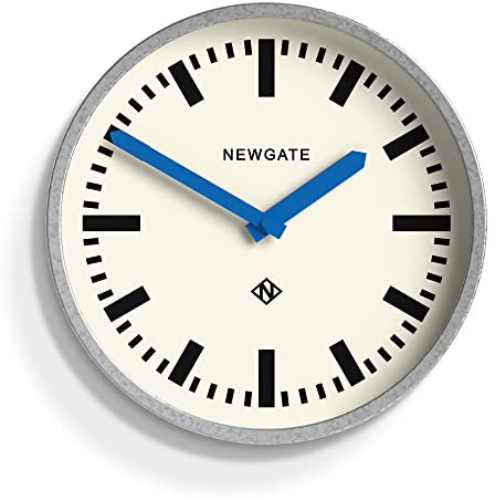 NEWGATE® Luggage wanduhr | Moderne Retro Metall bahnhofsuhr | 30cm | Tief verzinktes metallgehäuse mit blauen zeigern | Zeitgenössischer Vintage Stil für küche, Wohnzimmer oder büro