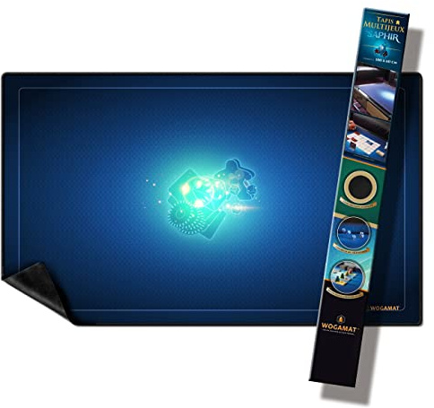 WOGAMAT Tapis MULTIJEUX Saphir (Taille 2 Bleu 60X100 CM) - Tapis pour Jeux de Cartes, de Plateau, de dés - Format Polyvalent - finitition Premium - antidérapant, Silencieux, épais et Lavable