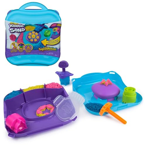 Kinetic Sand, SquishMotion Playset with 453g Pink, Yellow, Blue Play Sand, Stamper & 5 Tools, Reusable Storage Case, Sensory Toys for Kids Aged 5+