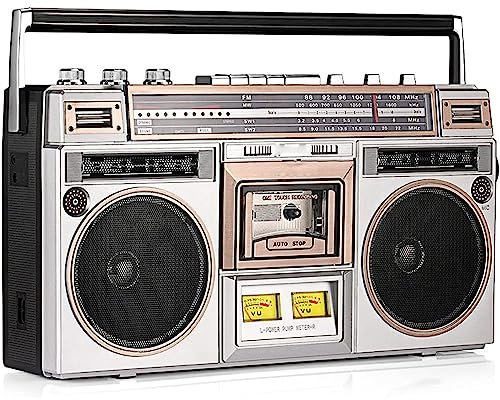Unterstützt SD/USB-Eingang, Radiolautsprecher und Kopfhöreranschluss, AUX-Eingang, Kopfhöreranschluss, Player mit Kassette und Radio, für Netz- oder Batteriebetrieb, Klassischer 80er-Jahre-Stil