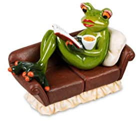 Formano Frosch Feierabend Frau auf Sofa mit Buch und Kaffeebecher