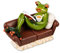 Formano Frosch Feierabend Frau auf Sofa mit Buch und Kaffeebecher