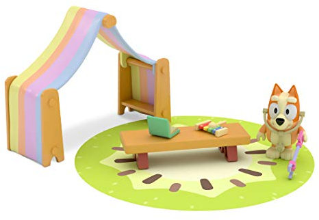 Bluey Bingo's Playroom Offizielles Sammlerspielset mit beweglichem 6,3 cm Bingo-Actionfigur und 6 lustigen Accessoires Kiwi-Teppich, Zelt, Bank, Xylophon, Kralle und Ärztestethoskop