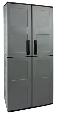 Armario de altura completa en polipropileno, material reciclable y ecológico sostenible, está equipado con bisagras de acero y estantes ajustables, dimensiones L 680 x P370 x H 1.630 mm.