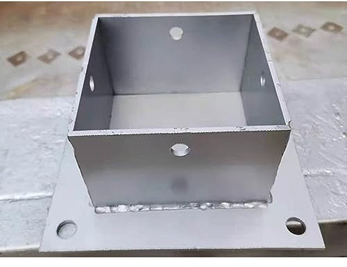 Base di ancoraggio per recinzioni in acciaio inox resistente, per supporto pergolato, 2 pezzi, staffa inferiore chiusa per pali per cassette postali in legno su piattaforma in cemento/legno, 85 x 85