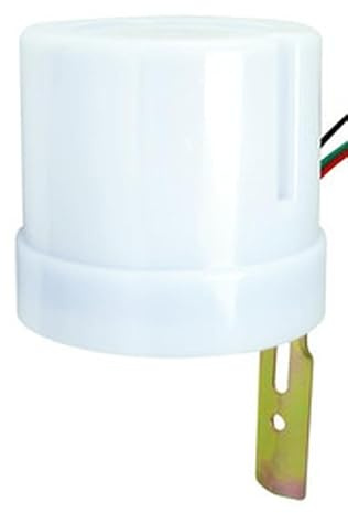Interruptor fotoeléctrico 15A con detección de luz, ajuste de sensibilidad y protección IP44, ideal para controlar luces automáticas.