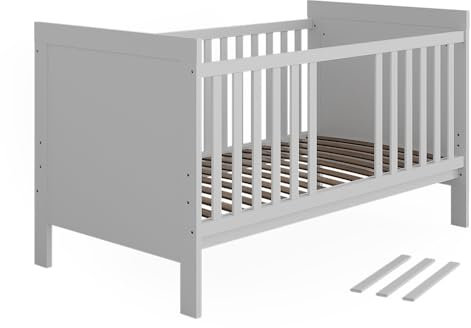 VitaliSpa Babybett Ajaton - Weiß 144x83x81 cm gefertigt aus Spanplatte - Kinderbett mit Rausfallschutz abgestimmt auf Neugeborene und Babys, mit herausnehmbaren Schlupfsproßen