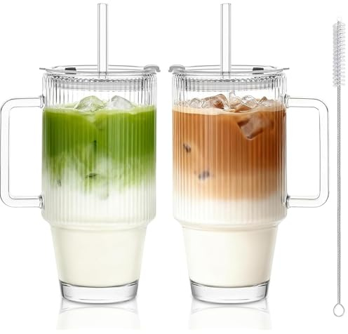 KEMORELA 2er Set 710ml Trinkbecher mit Deckel und Strohhalm, Gerippte Glasbecher mit Henkel, Iced Coffee Glas, Smoothie Becher, Glas mit Deckel und Strohhalm für Saft, Wasser & Eiskaffee