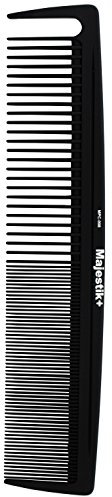Pettine professionale per capelli di Majestik+ in acciaio al carbonio, resistente e durevole. Nero, a denti stretti e di media larghezza, con custodia in PVC su misura