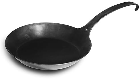FeuerWerk-Wastl hochwertige Eisenpfanne mit Hakenstiel, schmiedeeiserne Pfanne, Bratpfanne, Herdarten geeignet, geschmiedete Pfanne (28,5)