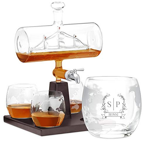Maverton Decanter per Whisky in vetro - incisione personalizzata - Caraffa da 1000 ml con una nave all’interno + 4 Set bicchieri whisky - idea regalo per la coppia - alloro