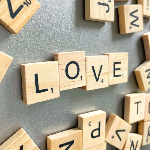 YJ PREMIUMS 100 pz Tessere Magnetiche in Legno Grandi Quadrate, Lettere dell'Alfabeto in Legno, Magneti per Frigorifero, per Parete, Gioco Educativo Divertente, Tavolo da Gioco Decorativo per Adulti
