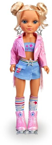 Nancy - EIN Tag auf den Rollschuhen, Skaterpuppe, mit coolem Zubehör und Accessoires, 2 Duttfrisuren und passender rosa Jacke, Spielzeug für Mädchen und Jungen ab 3 Jahren, Famosa (NAC22000)