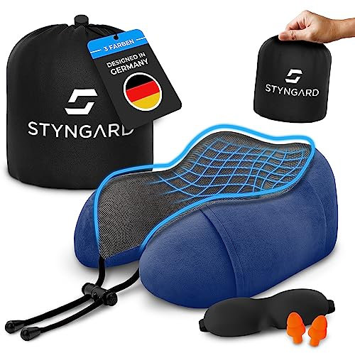 STYNGARD Nackenkissen Reise aus Memory Foam - Nackenkissen Auto mit Schlafmaske und Ohrstöpsel für erholsames Reisen - Nackenkissen Flugzeug Modell Malmö (Blau, Klickverschluss)