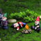 JIAMIAN 4 gnomi da giardino divertenti, gnomo ubriaco, gnomo seduto, falò, sculture nane, nani ubriachi, resina, ornamenti da giardino all'aperto