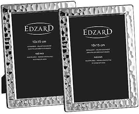 EDZARD 2er Set Bilderrahmen Pavia für Foto 10 x 15 cm, edel versilbert, anlaufgeschützt, mit Samtrücken, inkl. 2 Aufhängern, Fotorahmen zum Stellen und Hängen
