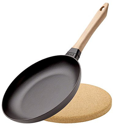 Staub Bratpfanne mit Holzgriff Ø 26cm & magnetischer Korkuntersetzer 24 cm