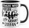 Kaffee-Tasse personalisiert mit Spruch lustig - FINGER WEG! Dieser Kaffee gehört eigener Name - Geschenk personalisierbar Geschenk-Idee Büro personalisieren Kaffee-Becher (Weiß & Schwarz)