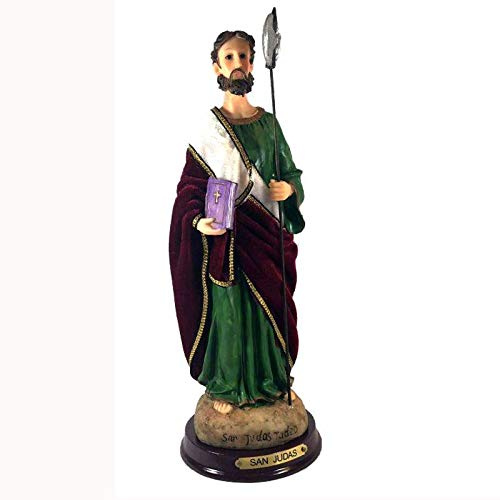 Figura San Judas Tadeo en Resina Pintada a Mano, con túnica de Tela Tipo Terciopelo 27 cms. De Regalo un Colgante Cruz y estampas de San Expedito, San Pancracio, San Judas Tadeo y San Miguel.