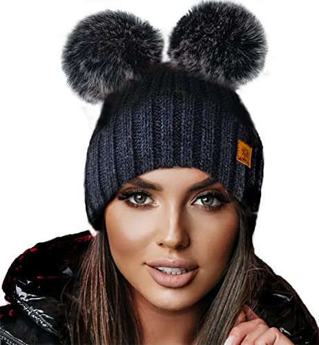 4sold Damen Wintermütze mit Zwei Pom Poms – weiche, warme Strickmütze Handmade in Polen, gefüttert mit Fleece – süße Beanie für Winter, Ski & Alltag
