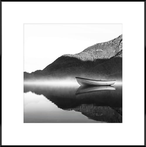 STYLER Gerahmtes Bild Calm 50 x 50 cm | Artbox | Wandbild mit schwarzem Rahmen | See Boot Natur Landschaft Ruhe quadratisch groß | Schwarzweiß Schwarz Weiß | Wohnzimmer Schlafzimmer Küche