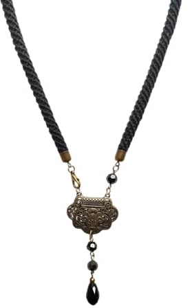 Collana all’Uncinetto Nera con Pendente in Bronzo – Gioiello Artigianale Stile Vintage con Perle di Vetro Sfaccettate
