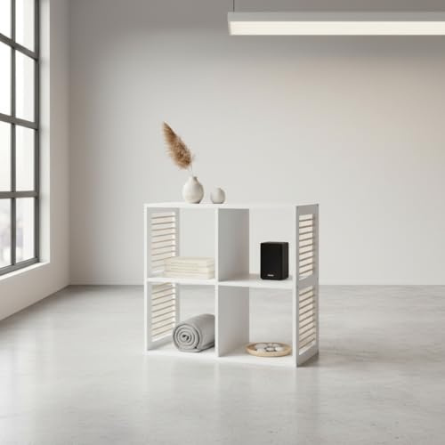 INDE MOBLEKIT | Estantería 4 Compartimentos 60x29.5x59 cm Blanca, Mueble Auxiliar de Almacenaje con Diseño Slat Lateral de Listones de Madera, Estantería de Cubos para Salón, Dormitorio o Estudio