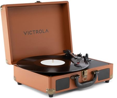 Victrola Journey II (Modello 2025) – Giradischi Bluetooth a Valigia 3 Velocità con Altoparlanti Stereo Integrati e Bassi Potenziati, Bluetooth Bidirezionale, Uscite RCA e Cuffie (Marrone)