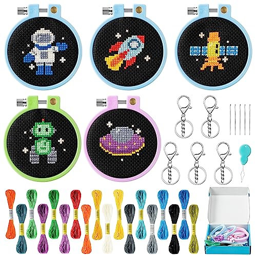 WATINC DIY Keychain-Space 9p Stitch für Kinder, Weltraum Muster Stickerei Anfänger Set Weltraum Gestempelt Kreuzstich Nähen Kit mit Nadelspitze Schlüsselanhänger, Starter Kit Nähen Set mit Anleitung