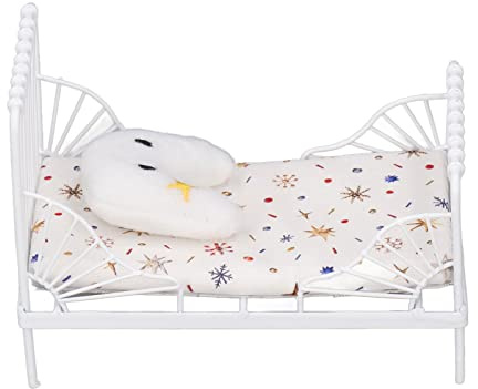1/12 Scale Dolls House Miniature Single Iron Bed Dollhouse Bedroom Furniture Accessories, Miniature Bedding Set, Doll Party Supplies, White (C)
