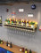 An der Wand montiertes Weinregal mit dekorativen Lichtern – Hängender Weinhalter und Glasregal aus Metall im industriellen Stil für Bars – Platzsparende schwebende Regale, perfekt als Heimdekora