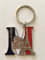 VIANAYA Schlüsselanhänger Paris Eiffelturm aus Metall und mit einem Buchstaben des Alphabets – Modell Buchstabe M – Höhe Buchstabe 4,5 cm – Gesamthöhe 8,5 cm, metallic, M