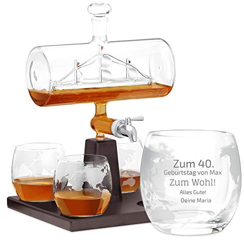 Maverton Whisky Karaffe mit Gravur - Schiff mit Edelstahl-Wasserhahn, 1000 ml - 4er Whiskygläser Set - Whisky Dekanter - Zum Wohl!